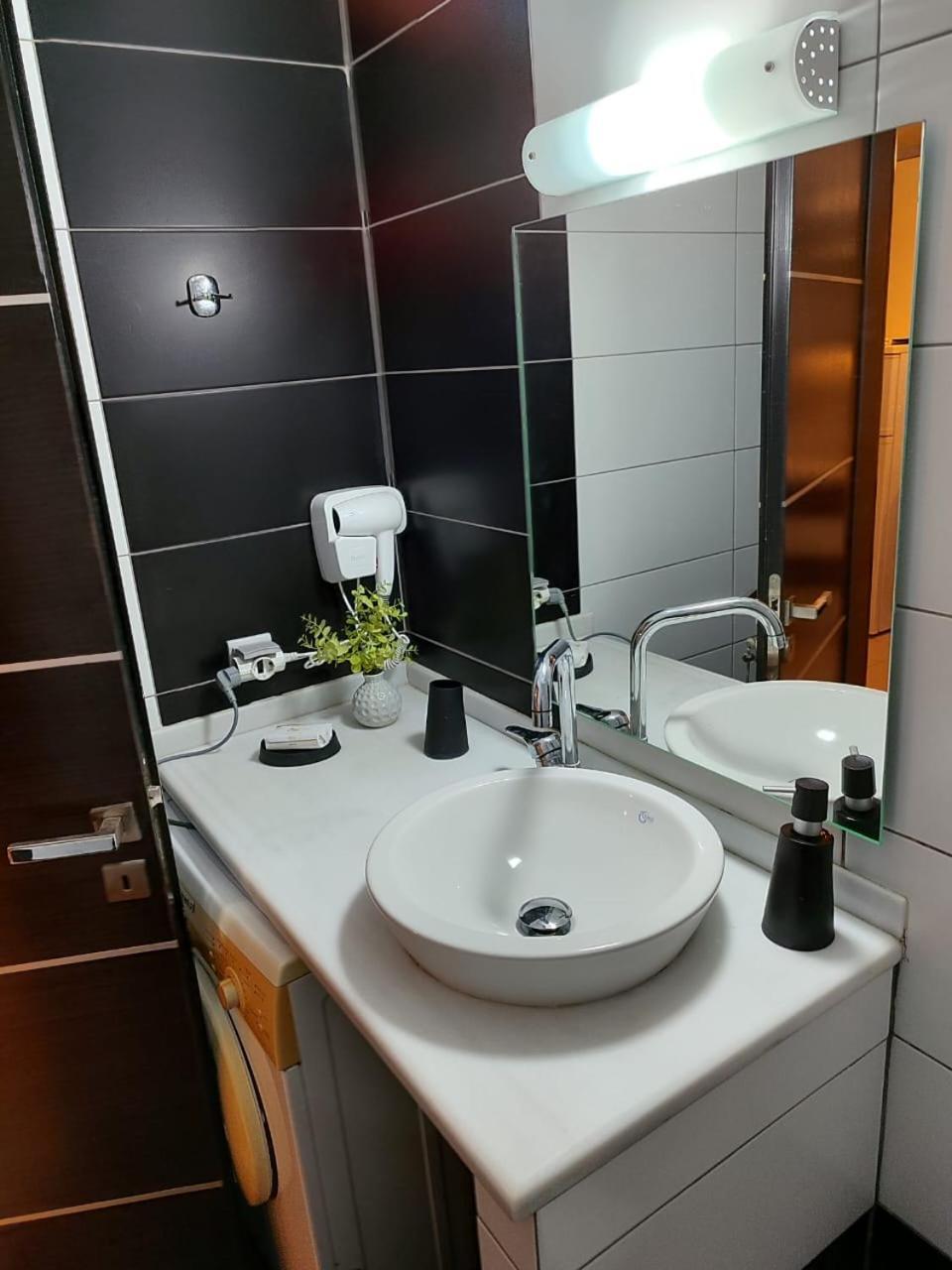 סרנדה Adam Apartments מראה חיצוני תמונה